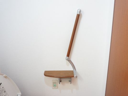 壁に取り付けられた手すり