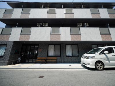 建物前のベンチと車