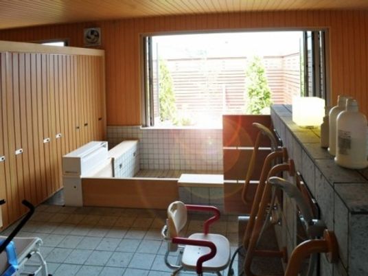 開放的な浴室の光景