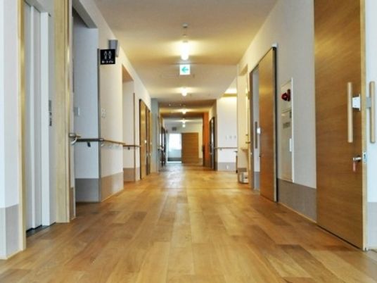 明るく広い施設の廊下