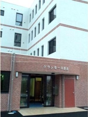 白い建物のエントランス