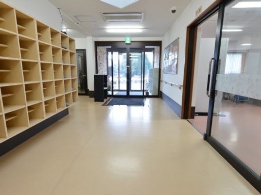明るく清潔な廊下