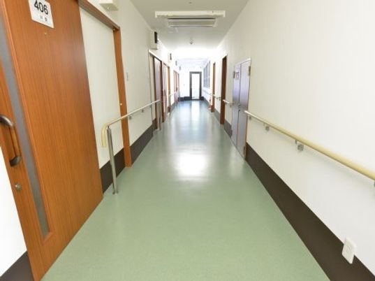 清潔な施設の廊下