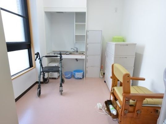明るい居室の一角