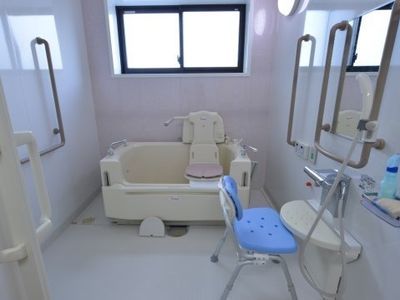 バリアフリー設計の浴室