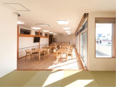 日差し入る広い食堂