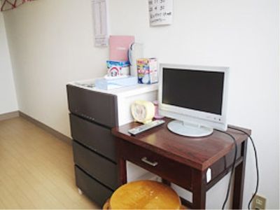 居室内のテレビと家具