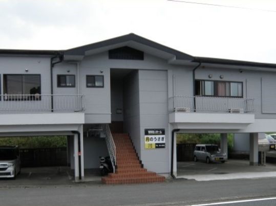 灰色の建物と駐車場