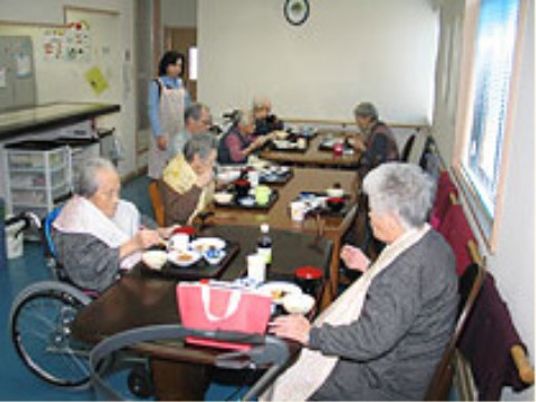 利用者が食事する様子