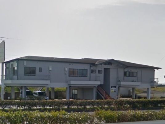 灰色の二階建て建物外観