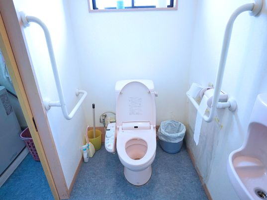 手すり付きのトイレ空間