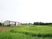 静かな田園に佇む建物
