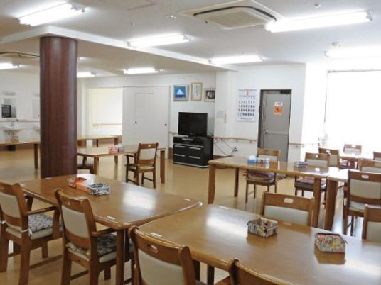 広々とした明るい食堂