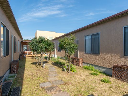 快適な施設の庭