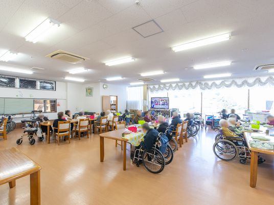 広々とした明るい食堂