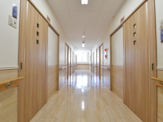 明るい清潔な廊下