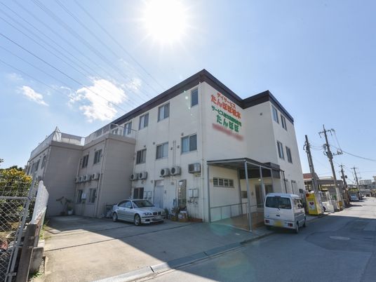 明るい日差しの施設外観