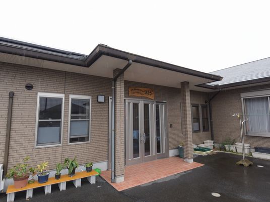 入口のあるきれいな建物