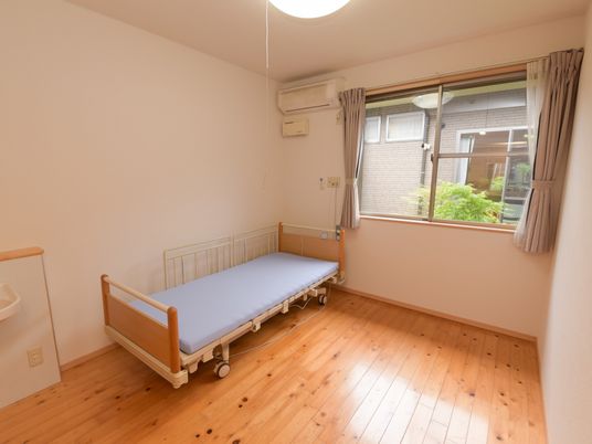 明るい個室の居室