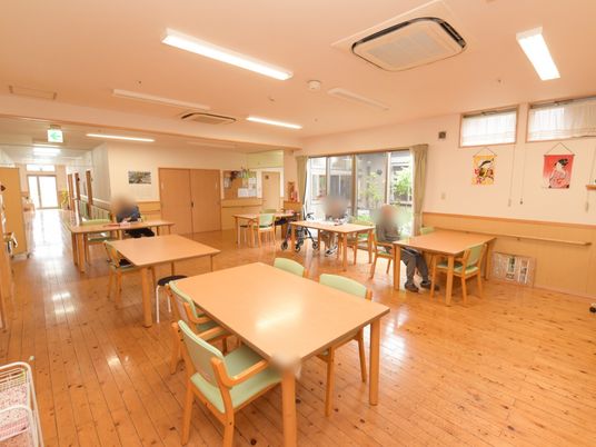 明るい居室の様子