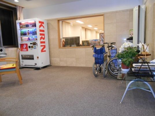 ロビーの自動販売機と受付