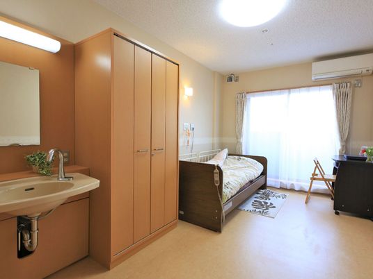 明るい居室の様子