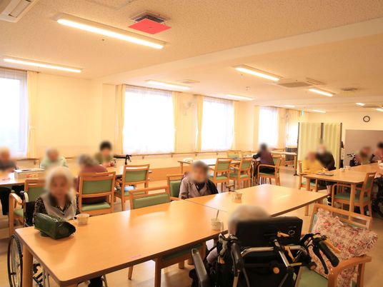 明るい共用の食堂