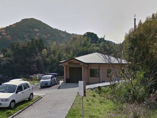 緑に囲まれた建物の外観