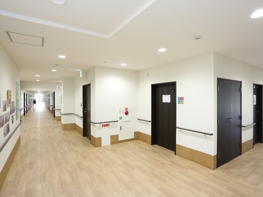 広い明るい施設の廊下