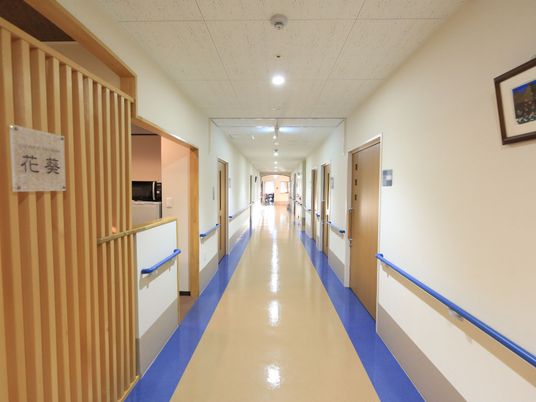 廊下の明るい通路