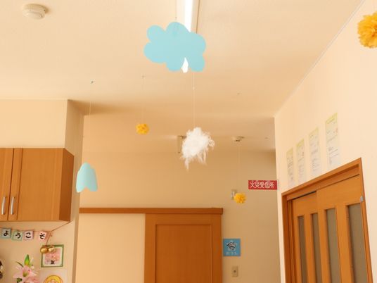 暖かい色合いの廊下