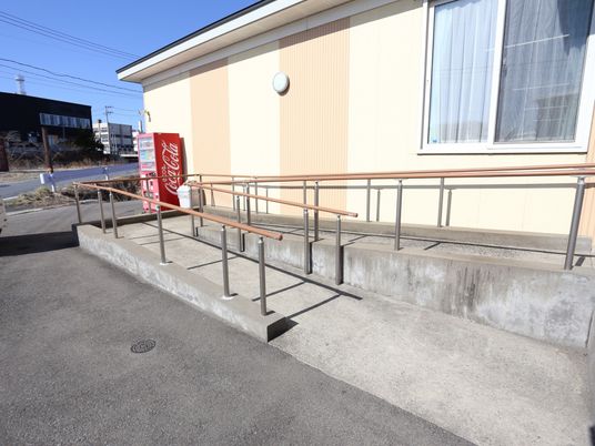 手すり付きの外階段