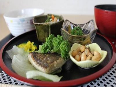 和食の盛り付けトレイ