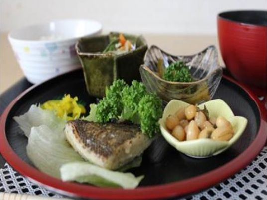 和食の盛り付けトレイ