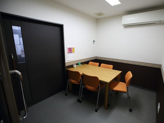 会議室テーブルと椅子