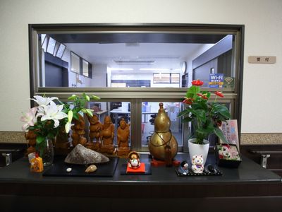 飾り付けられた窓口カウンター