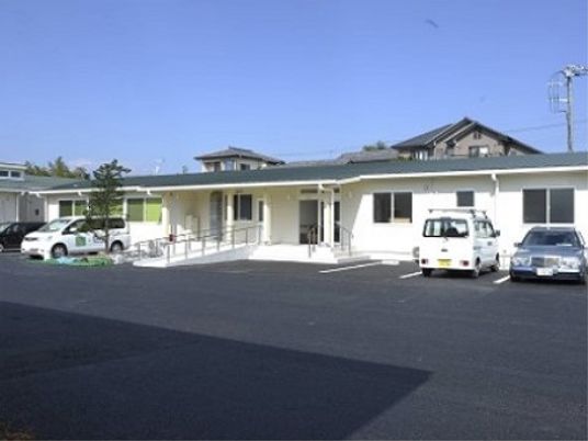 明るい外観の一階建て