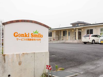 明るい外観の施設入口