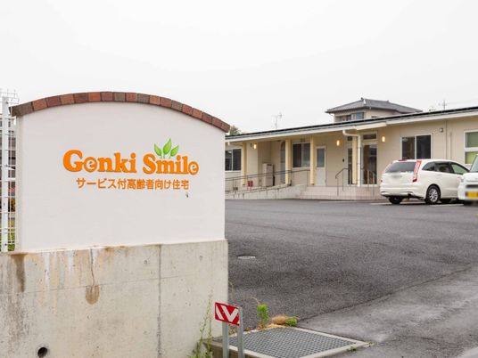 明るい外観の施設入口