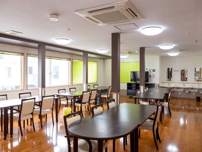 広々とした明るい食堂