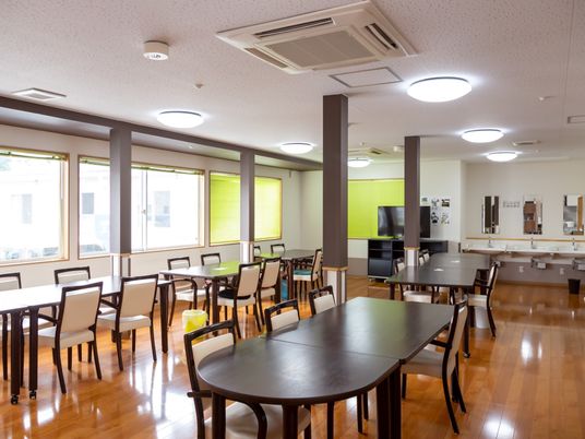 広々とした明るい食堂