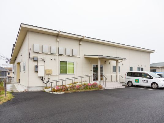 清潔な外壁の建物エントランス