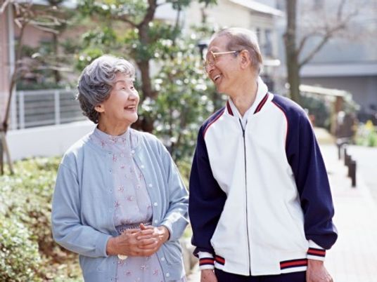 笑顔の高齢者ペア散歩