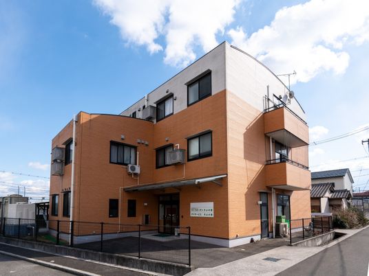 オレンジ色の建物外観