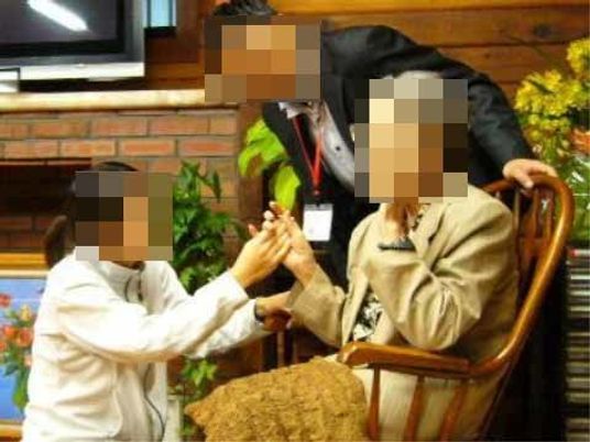 ケアの様子を示す画像