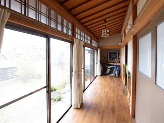 廊下の明るい木造空間
