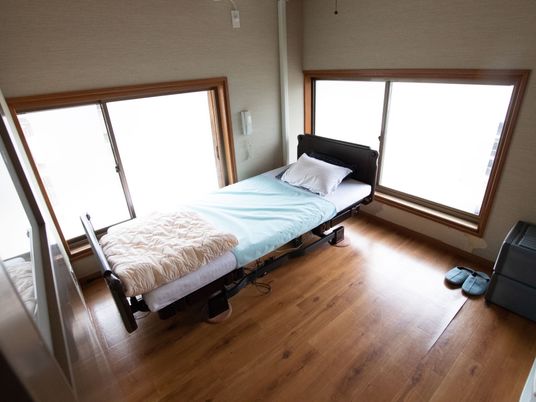 明るい個室のベッドと窓