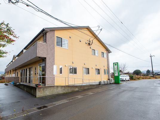 黄色い建物の外観