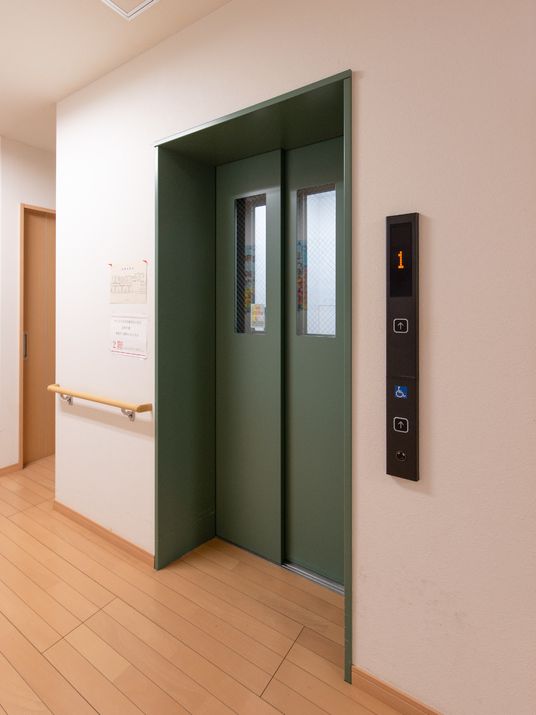緑色のエレベーター扉