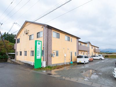 黄色い外壁の建物前面